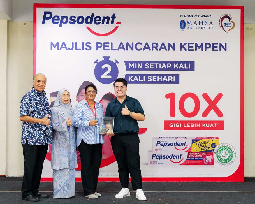 Looi Kah Hong (Marketing lead of Pepsodent) giving the appreciation token to Dr. Anna Rani A_P T. Kanagarajah (Senior Lecturer of MAHSA Dental Faculty)
