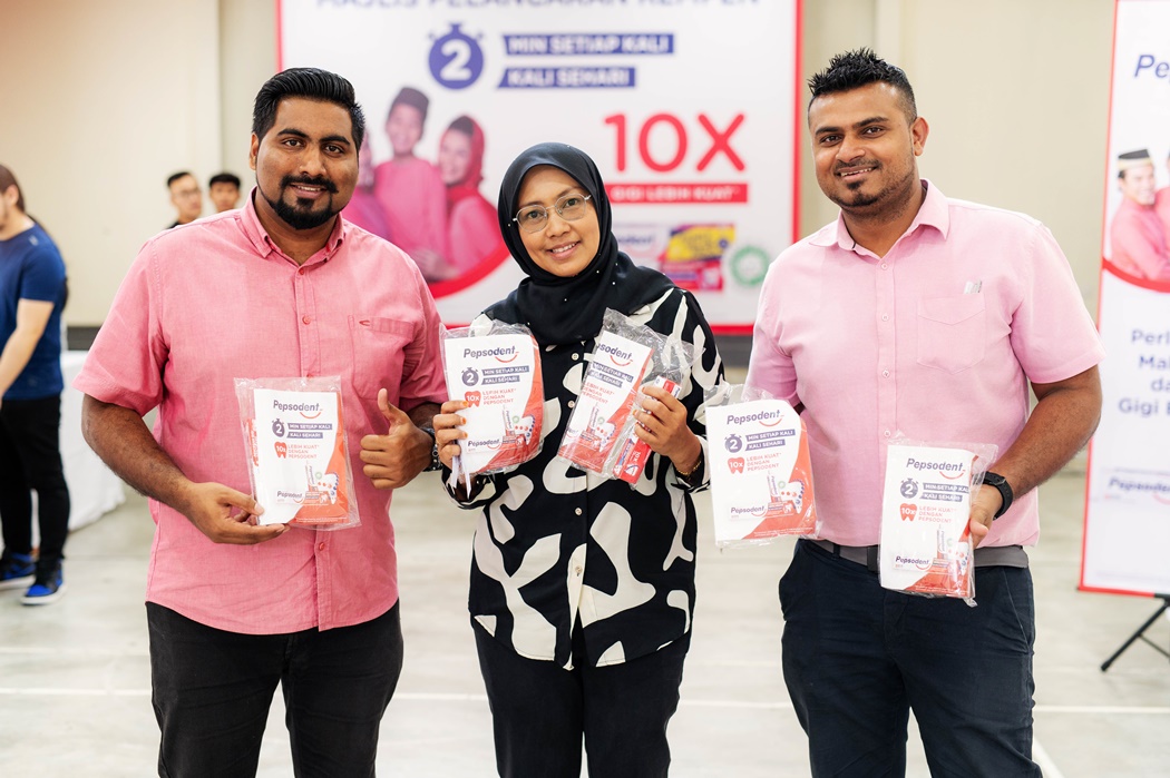 Resident collecting their Pepsodent kits after their dental checkup