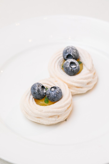 blueberry pavlova