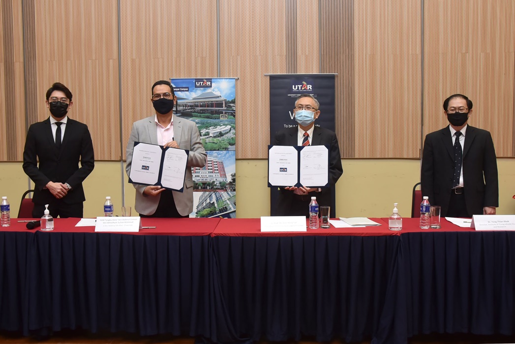 The Signing of MoA between YAM Tengku Dato' Seri Baderul Zaman Ibni Almarhum Sultan Mahmud & Ir. Prof. Dr. Ewe Hong Tat