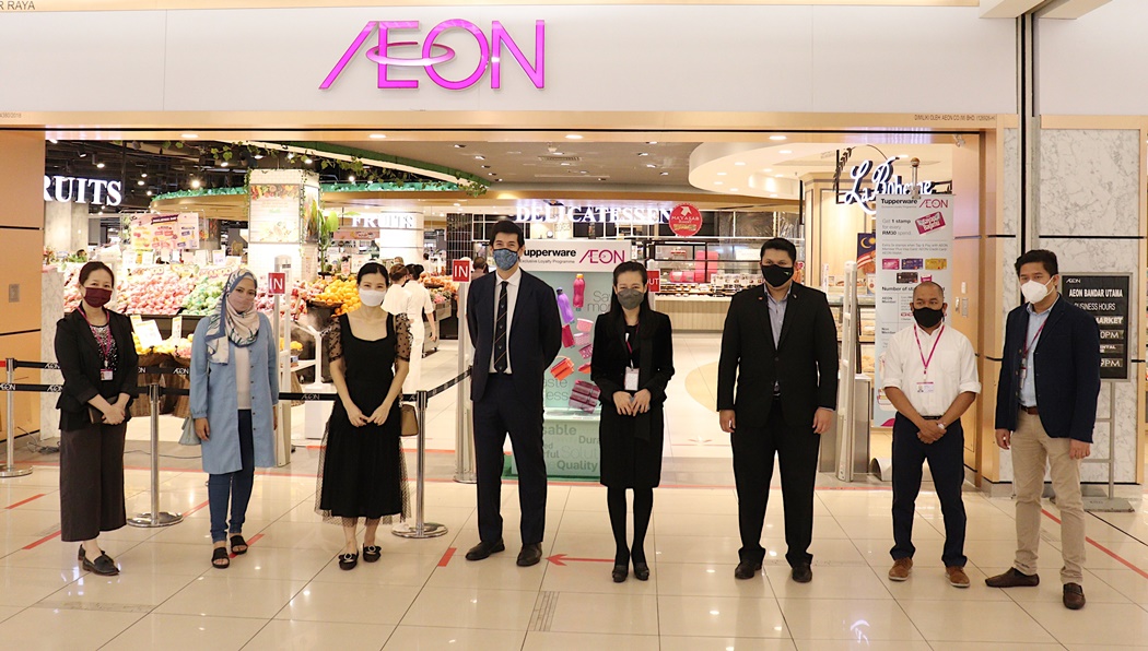 His Excellency Dr Justin Lee alongside AEON Group and influencers Aida Suraya and Rane Chin