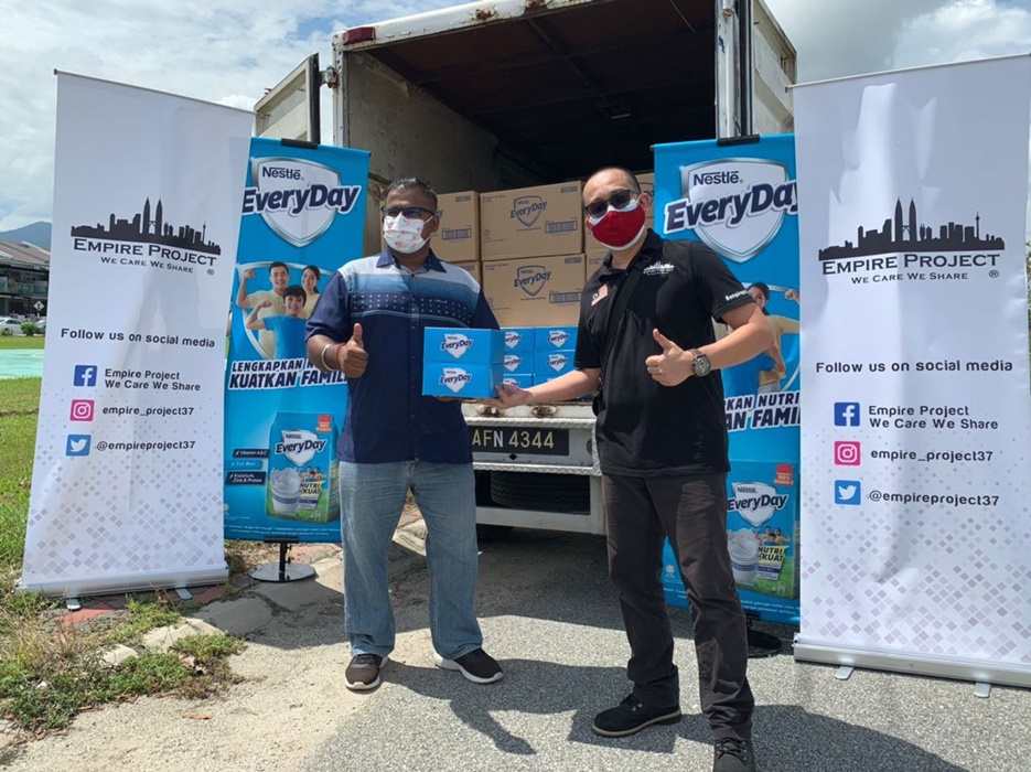 IMAGE 2 (R-L) Zaquan Rahmat from Empire Project delivered the Bekalan Nutrisi packs to Dinesh Kalippen, Presiden Belia India Tambun Ipoh