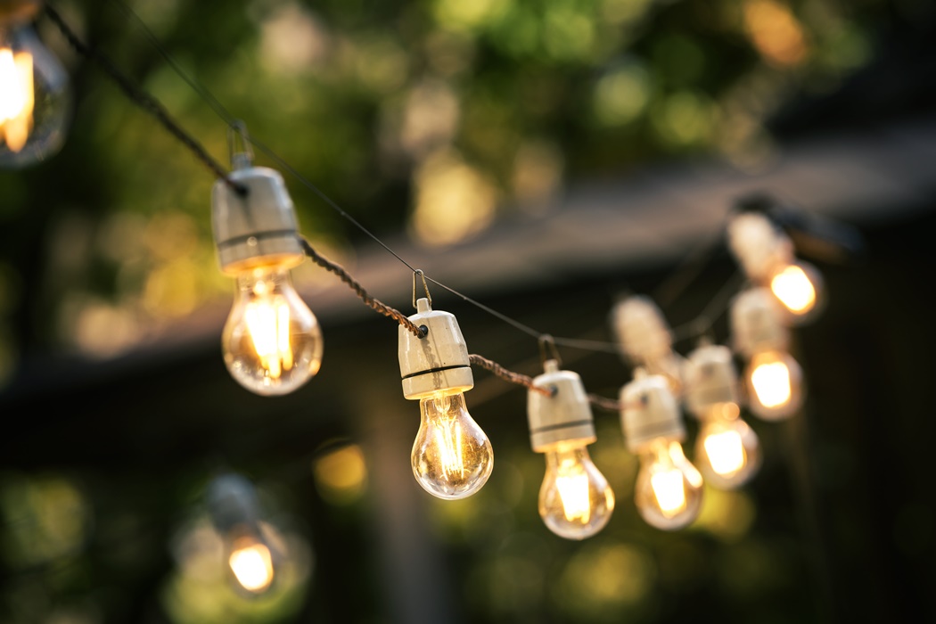 outdoor string lights hanging 