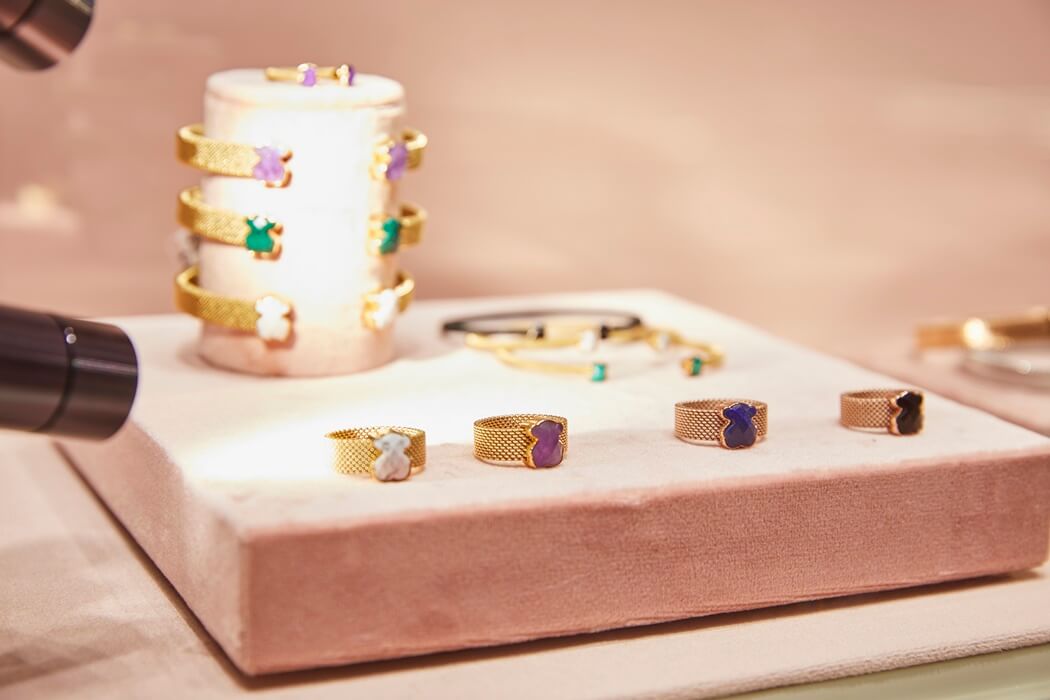 To celebrate TOUS’ 100 years, TOUS have reissued one of its most iconic classics_ the Mesh collection jewelry, with its characteristic mesh texture, reinvented using natural gemstones