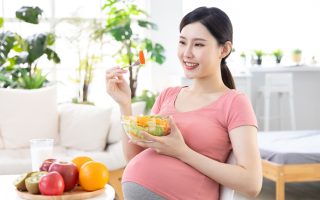 pregnant mum eating healthily