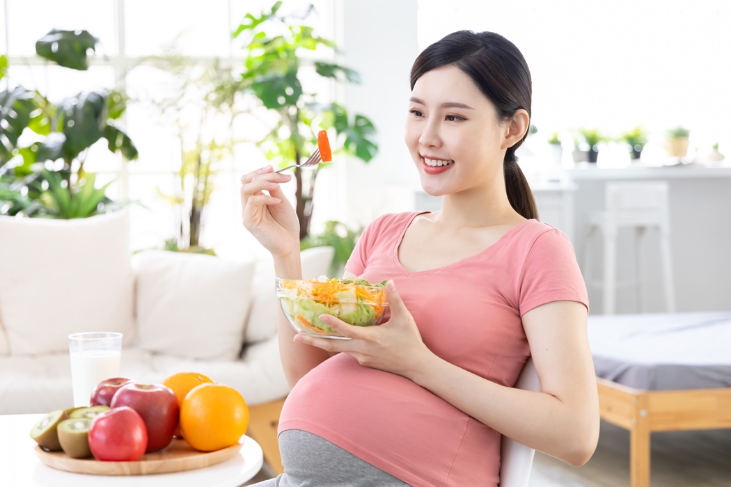 pregnant mum eating healthily