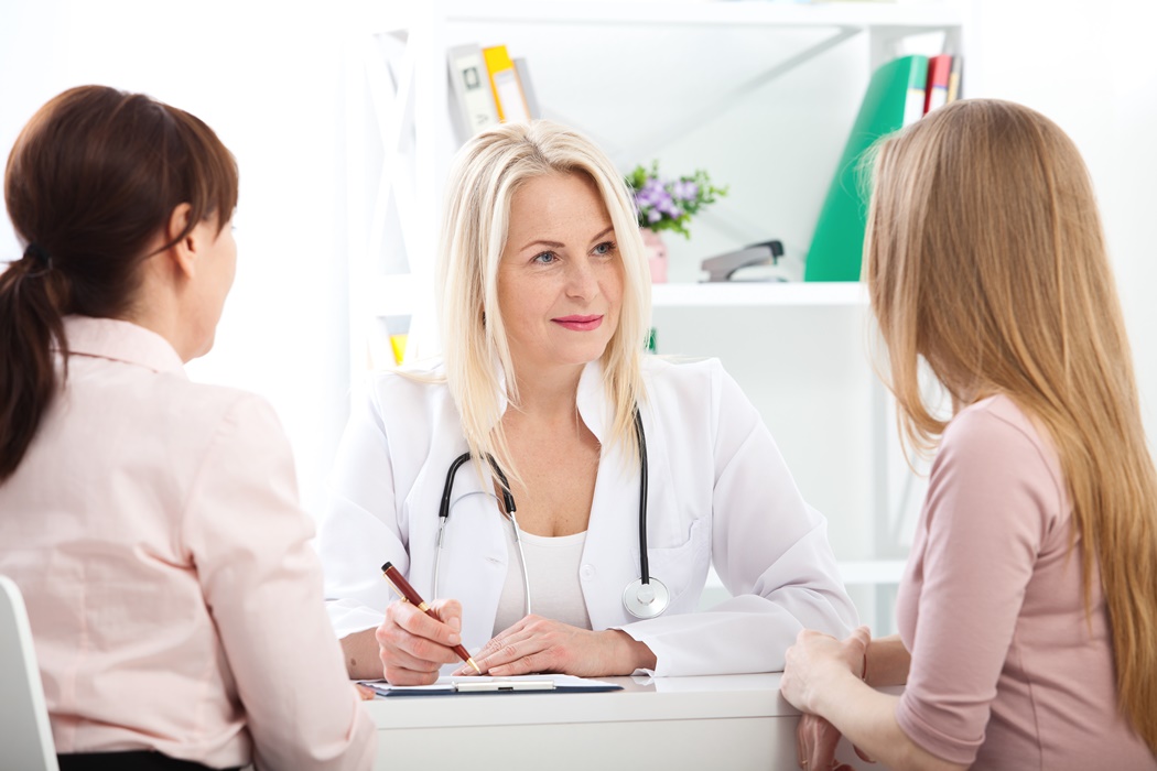 doctor explaining diagnosis to her female patient