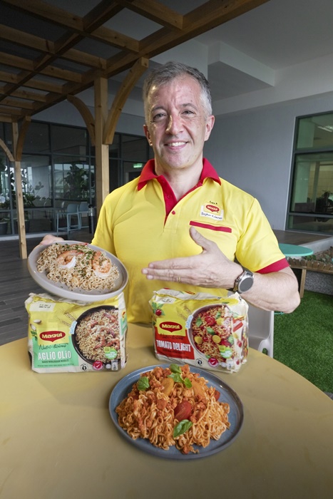 Juan with the two tasty Nutri-licious variants - Aglio Olio and Tomato Delight