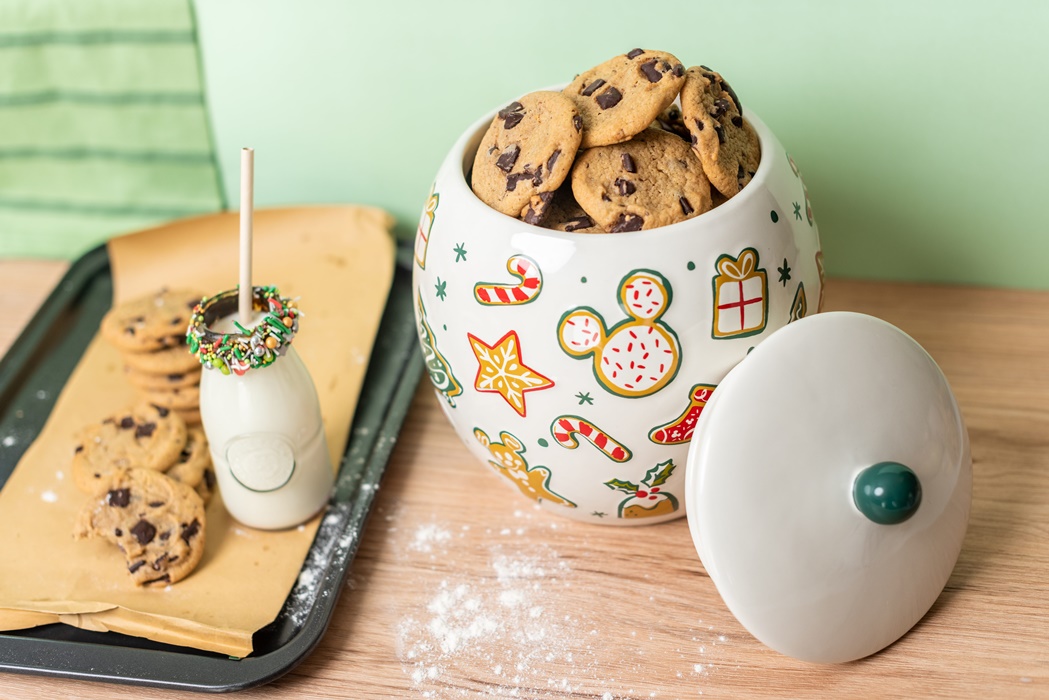 Mickey and Minnie Mouse Christmas Cookie Jar with Lid 3