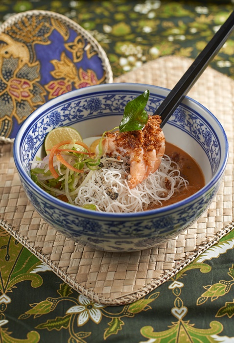 Signature Mee Lob Dang Tam Kapalai dengan sambal berlado kering telur rebus taburan limau bersama daun kari