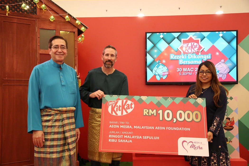 Image 3 - Nestle VIPs presenting RM10,000 donation to AEON Mesra