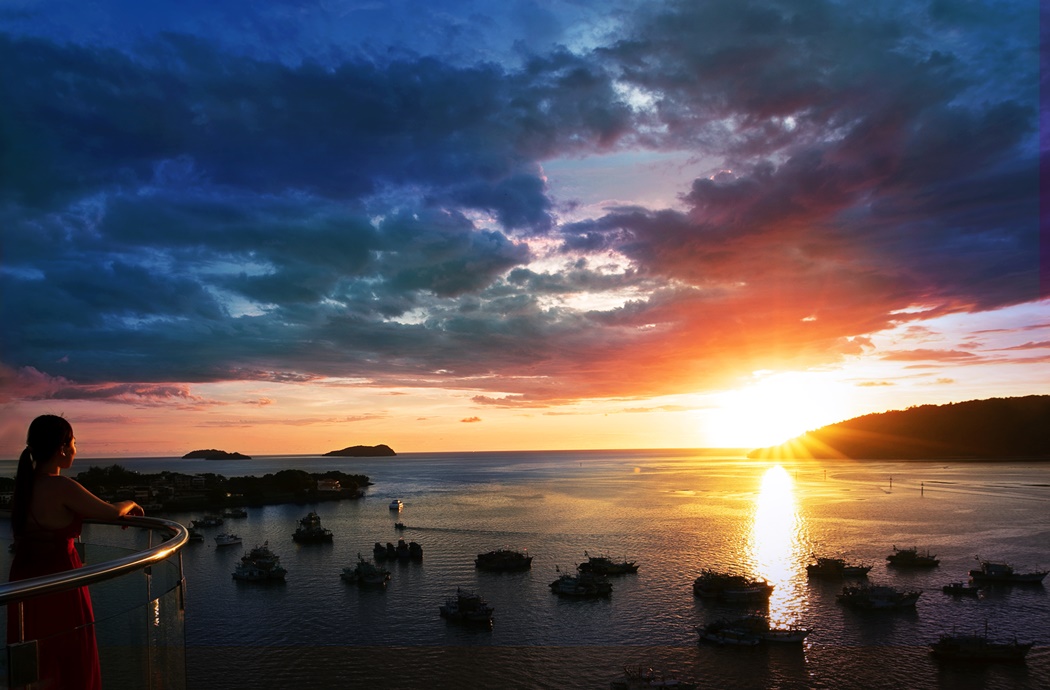 Le Méridien Kota Kinabalu - Sunset from rooftop bar