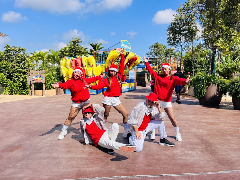 GL Play - SplashMania Santa's Ho-Ho-Holidays - Image E